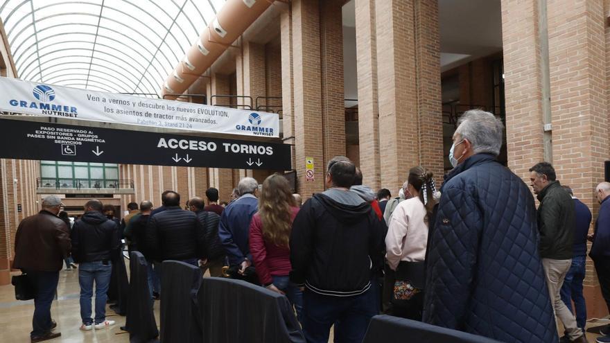 La entrada principal de la Feria de Zaragoza repleta de visitantes en una de las grandes citas del recinto, que ahora busca ampliar su radio de acción.