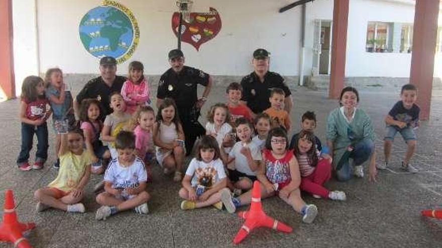 Algunos de los niños con los agentes que visitaron el centro.
