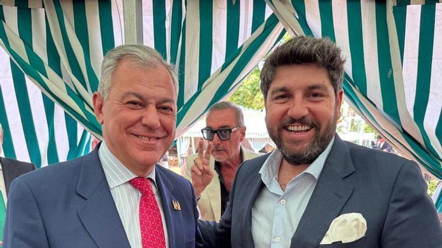 López Miras se marca unas sevillanas en la Feria de Abril