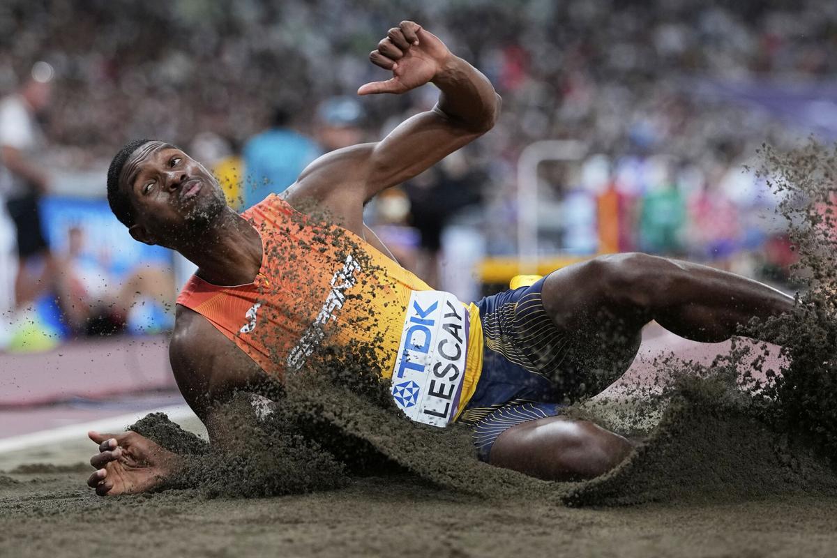 Lester Lescay compite hoy en la final de salto de longitud en Tokio