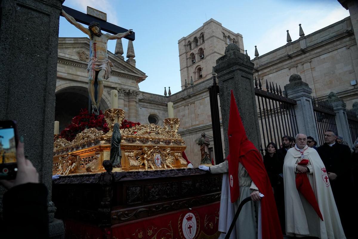El Cristo de las Injurias en la puerta del atrio de la Catedral. A la derecha de la imagen el ofertante, Luis Felipe Delgado.
