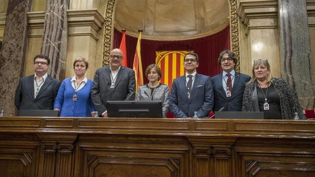 Los miembros de la Mesa del Parlament: Joan Josep Nuet, Anna Simó, Lluís Corominas, Carme Forcadell, José María Espejo-Saavedra, David Pérez y Ramona Barrufet