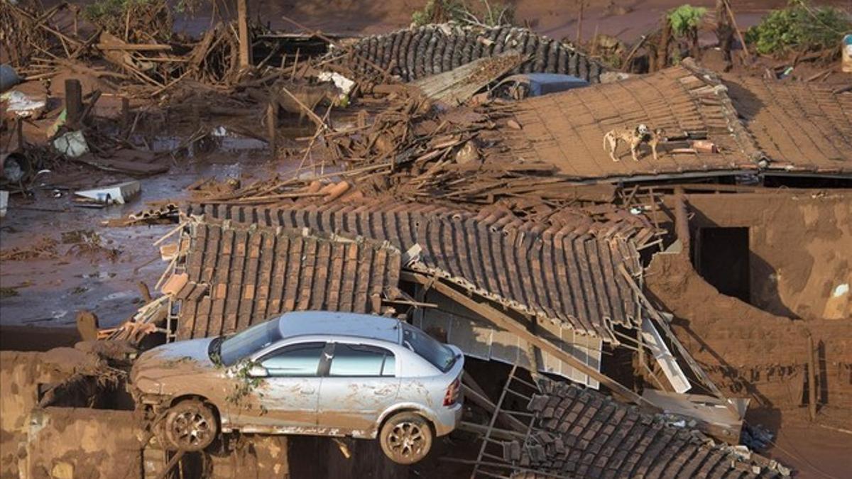 Casas destruidas en la pequeña ciudad de Bento Rodrigues después de la ruptura de los diques de contención de un depósito de residuos a 60km de la ciudad de Mariana, en Barra Longa en el estado de Minas Gerais, Brasil.