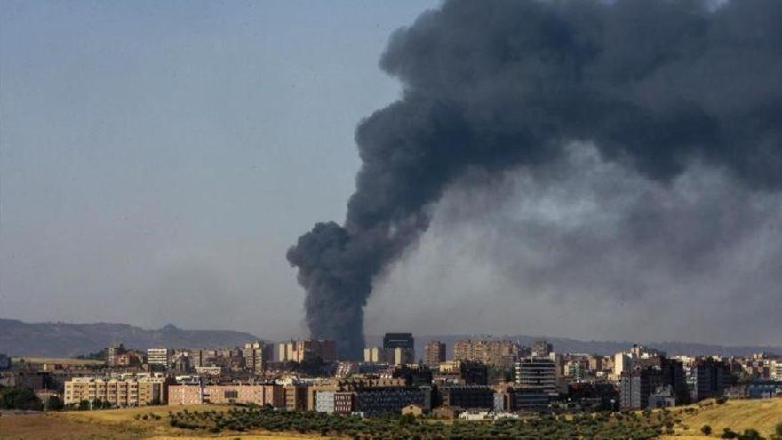 Controlado el incendio de Chiloeches que preocupa a los ecologistas por su toxicidad