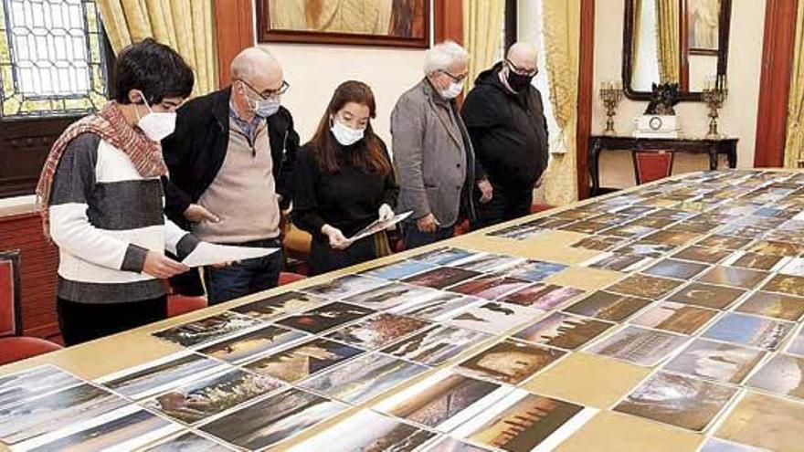 El jurado formado por fotoperiodistas y políticos, en el momento de la elección de los ganadores.