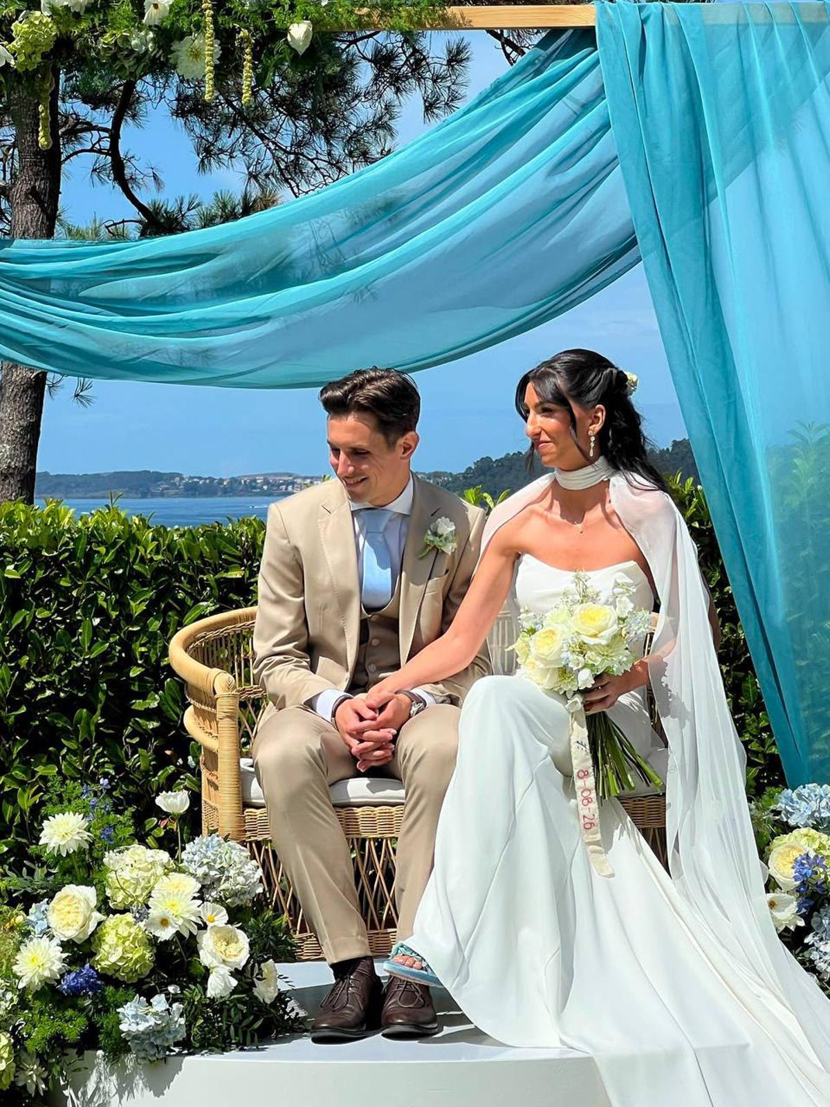 La feliz pareja durante la ceremonia en Marín.