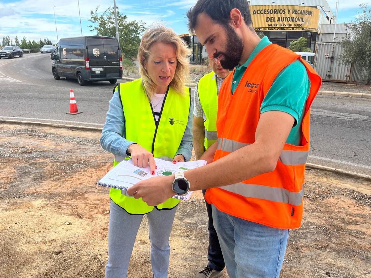 La alcaldesa Paqui Bartual visita los trabajos que se están llevando a cabo en las distintas glorietas de Xirivella.