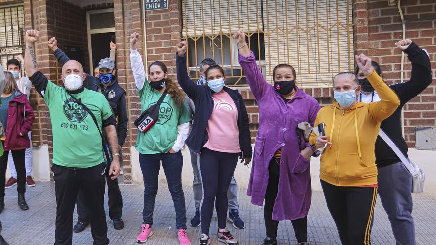 Paralizan el desahucio de tres familias de un mismo edificio de Orihuela