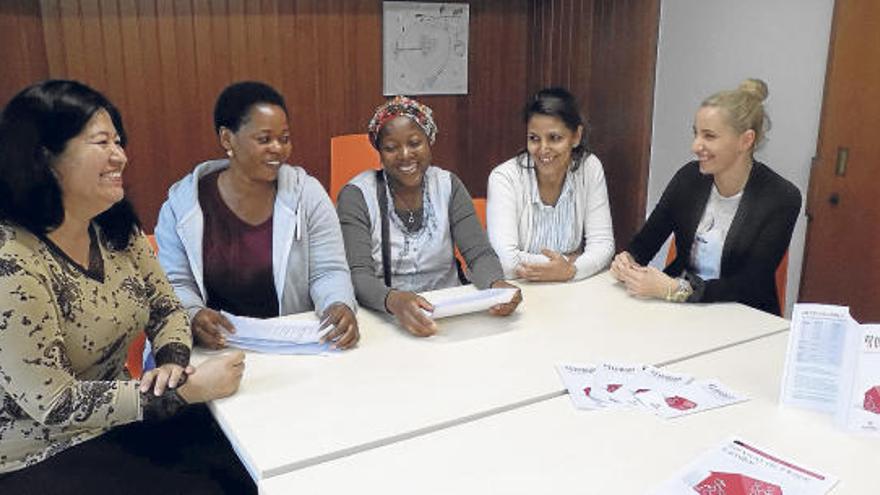 Ylda Denia, Ganiyat Ojelabi, Adama S. Diallo, Saina Chetaouat i Sarra Chahvoun conversant a la sala de Càritas a l&#039;edifici del Joc de la Pilota