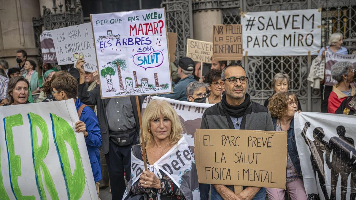 Manifestantes a las puertas de la sede del distrito.