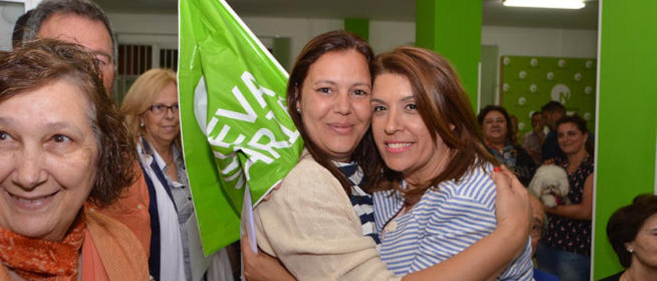 Carmen Hernández (derecha) se abraza a una simpatizante de NC en la noche electoral tras conocer los resultados.