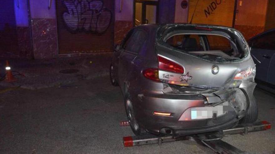 El coche aparcado y la barrera del local resultaron muy dañados.