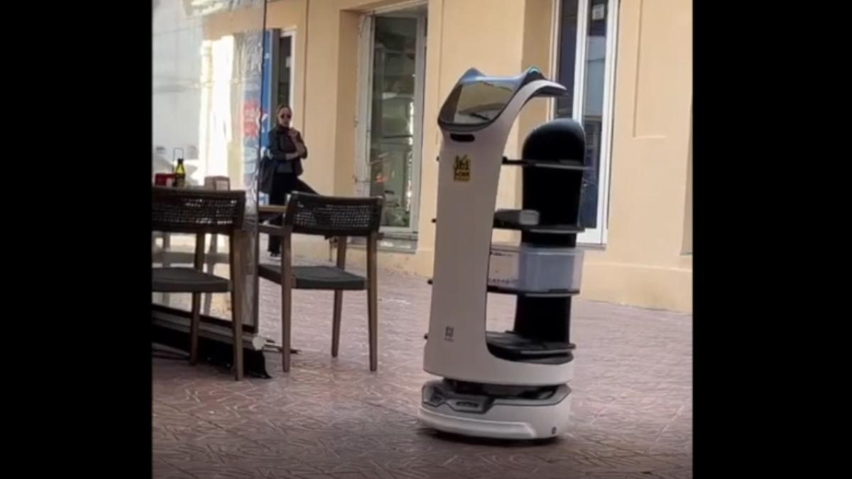 Vídeo: un nuevo camarero robot se incorpora a la plantilla de un bar de Ibiza