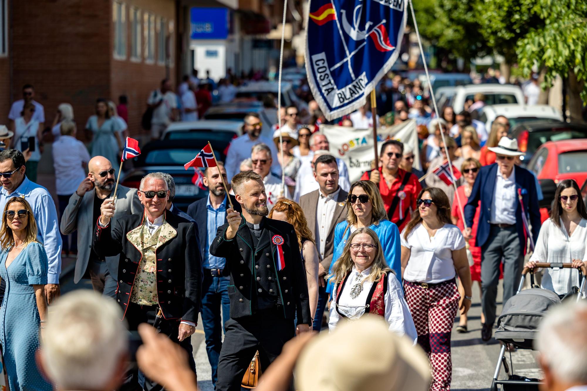 Banderas, desfiles, música, trajes regionales y un sol de justicia. L'Alfàs del Pi ha vuelto a ser este martes una "pequeña" Noruega con la celebración día oficial del país.