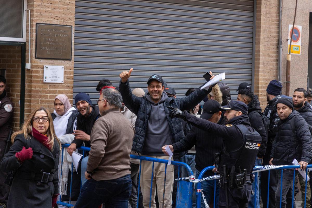 Colas de inmigrantes para la regularizacion de papeles en el Consulado de Argelia en Alicante, en febrero