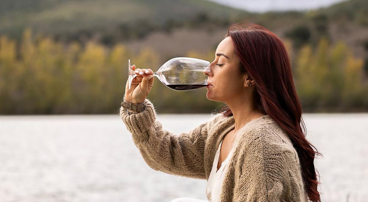 Una joven bebe vino del Bierzo