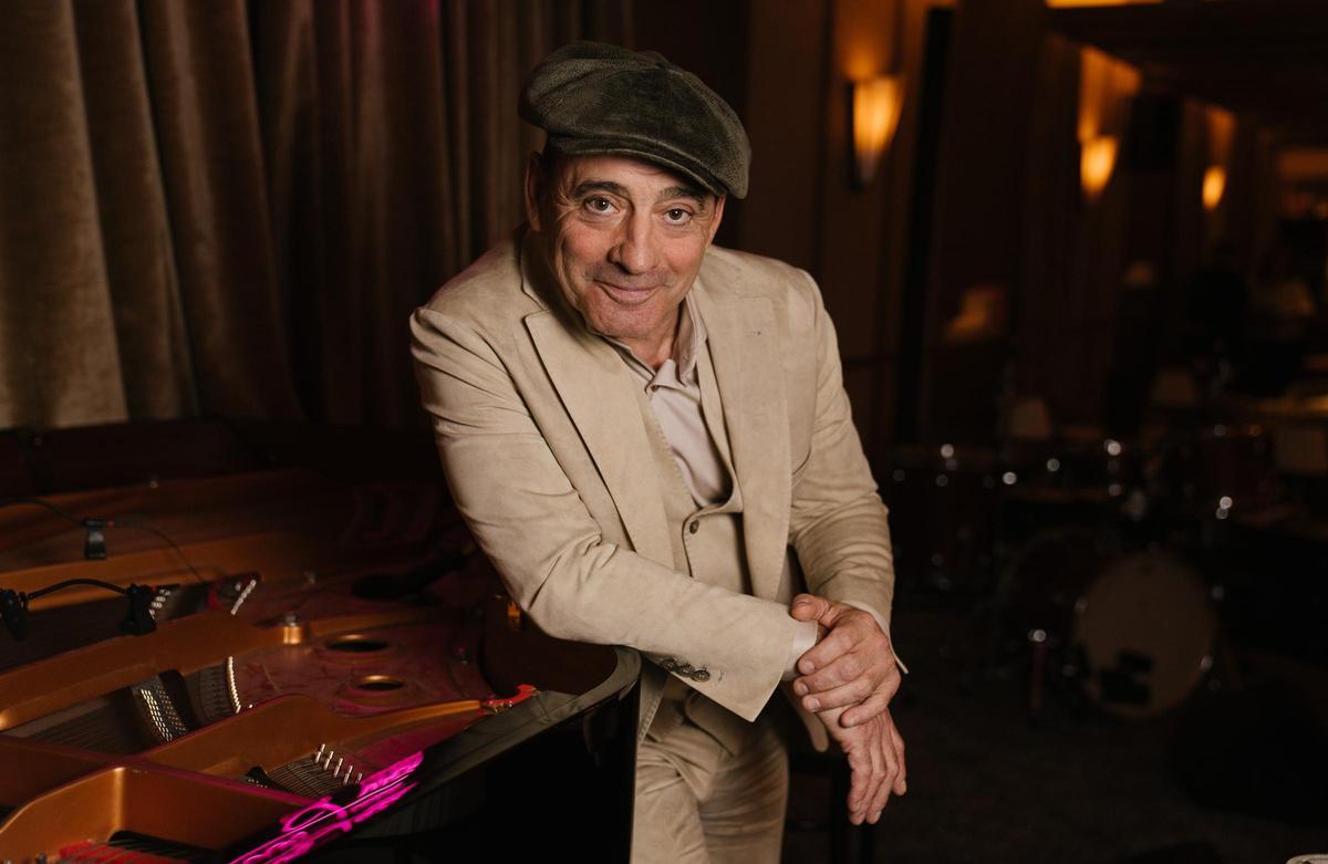 Toni Zenet lleva en estas fotos uno de los trajes creados por él con el diseñador Javier Cañizares.