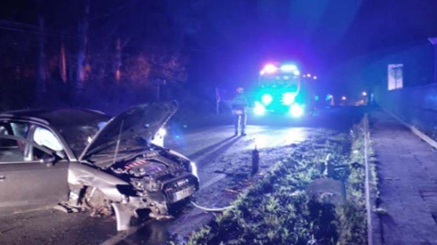 El vehículo, destrozado, en el lugar del accidente registrado anoche en Oleiros.