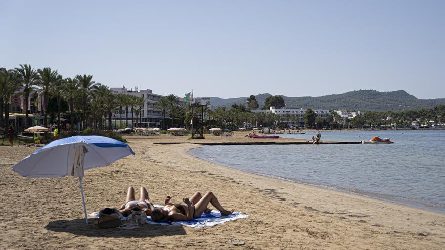 Playas en Ibiza: reabierta la playa de s&#039;Arenal cerrada por vertidos fecales