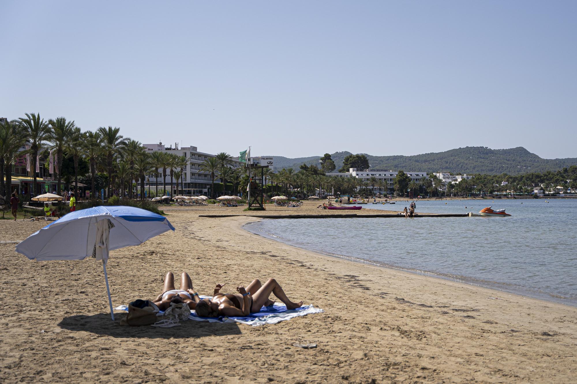 Reabierta la playa de s'Arenal cerrada por vertidos fecales