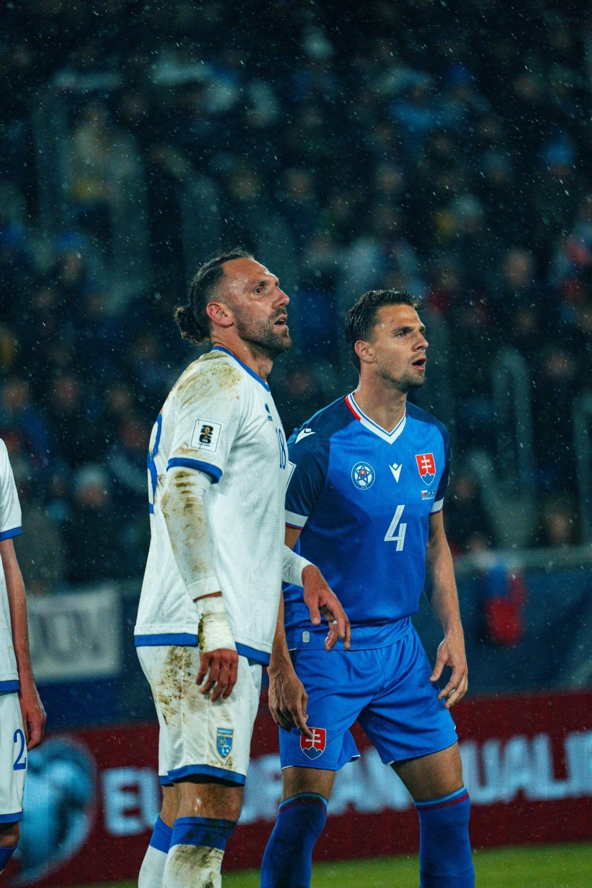 Muriqi y Valjent, durante el Eslovaquia-Kosovo del jueves.
