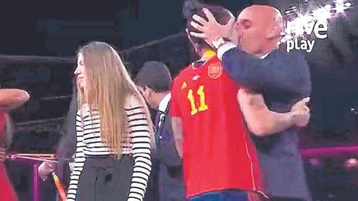 Momento en el que Luis Rubiales da un beso no consentido a Jenni Hermoso.