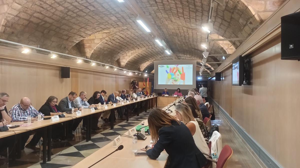 La consejera de Educación, Tomasa Hernández, al fondo, junto a la consejera de Bienestar Social, Carmen Susín, antes de la constitución de la mesa.