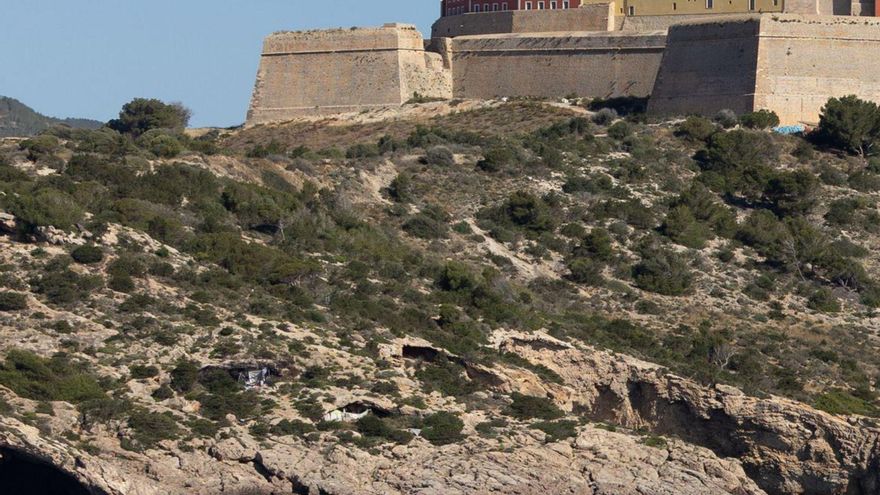 Dos cuevas siguen okupadas en la zona de es Soto, bajo las murallas