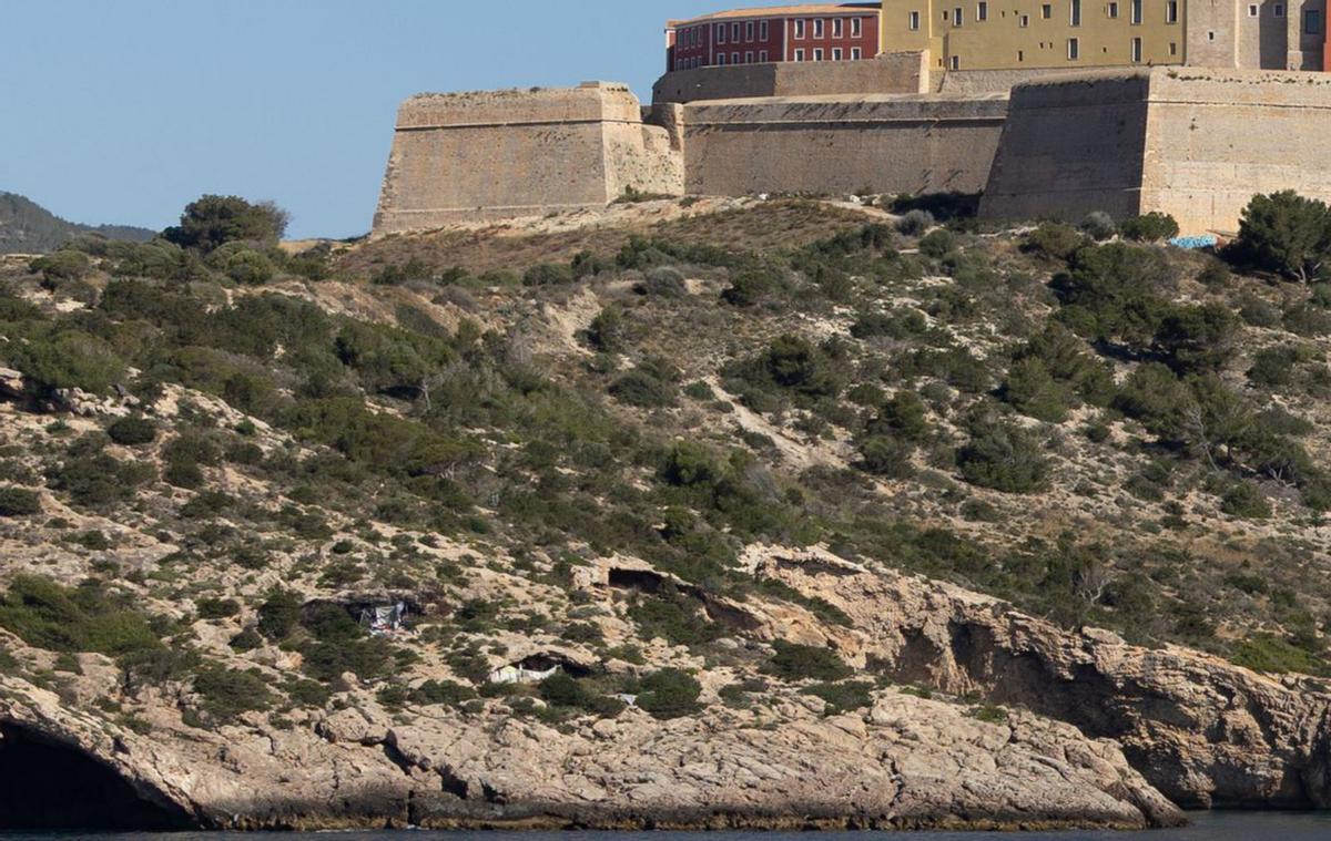 Dos cuevas siguen okupadas en la zona de es Soto, bajo las murallas | FOTOS DE VICENT MARÍ