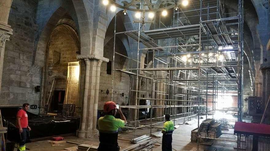 Los andamios desplegados en la nave central de la antigua colegiata de Baiona. // N.P.