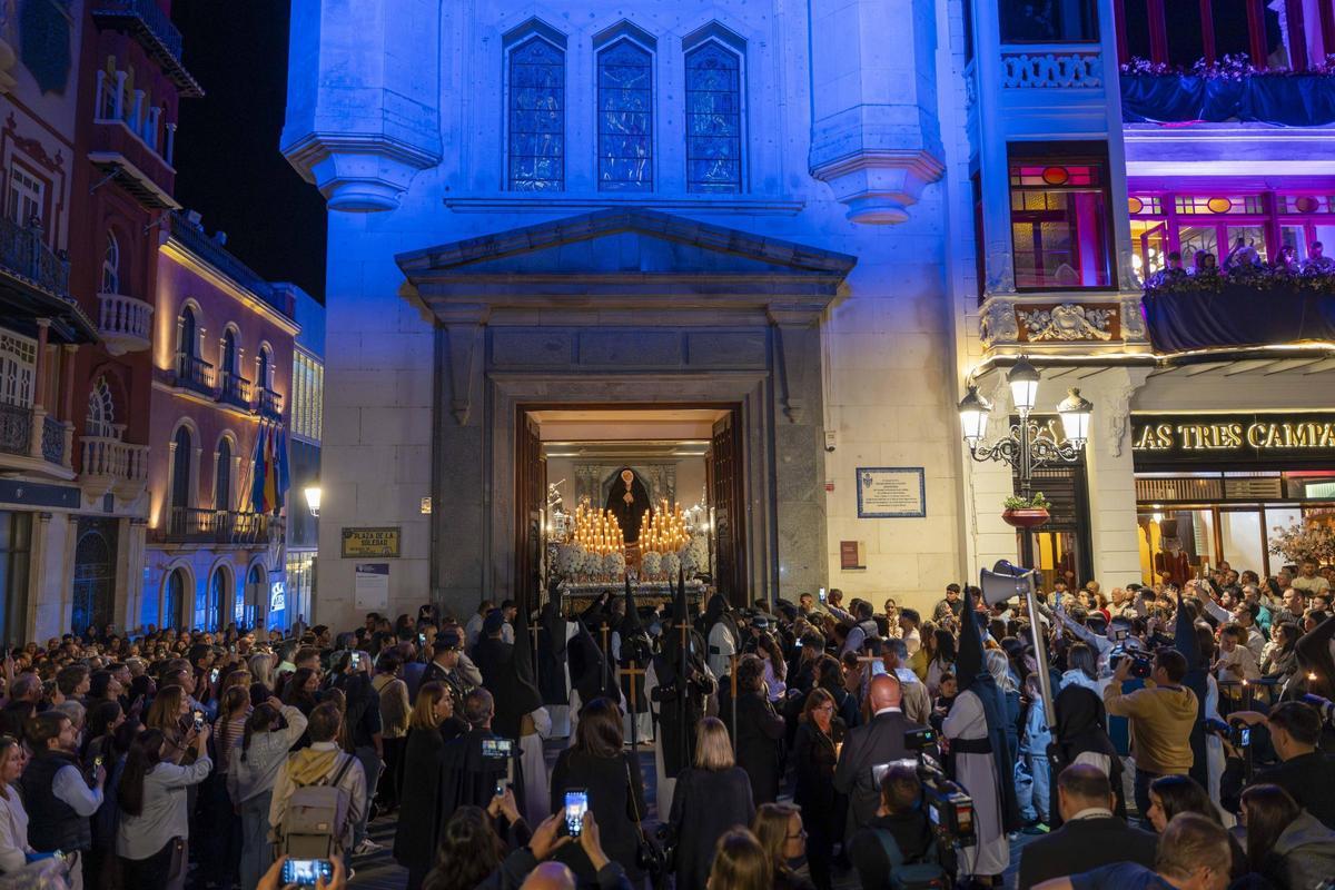 Fotogalería | Miles de fieles acompañan a la Soledad en su procesión más sobria por el Casco Antiguo de Badajoz Fotogalería | Miles de fieles acompañan a la Soledad en su procesión más sobria por el Casco Antiguo de Badajoz