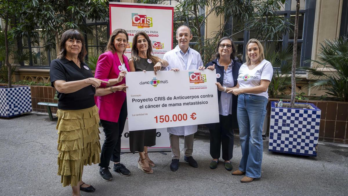 Raquel Juárez, Sara Andrada, Rosa Olmos y Raquel Campoy entregan al doctor Aleix Prat, del Hospital Clí­nic de Barcelona, los fondos recaudados para investigar el cáncer de mama metastásico.