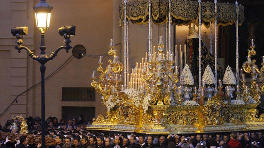 La Virgen de la Soledad, en su trono procesional del Jueves Santo.