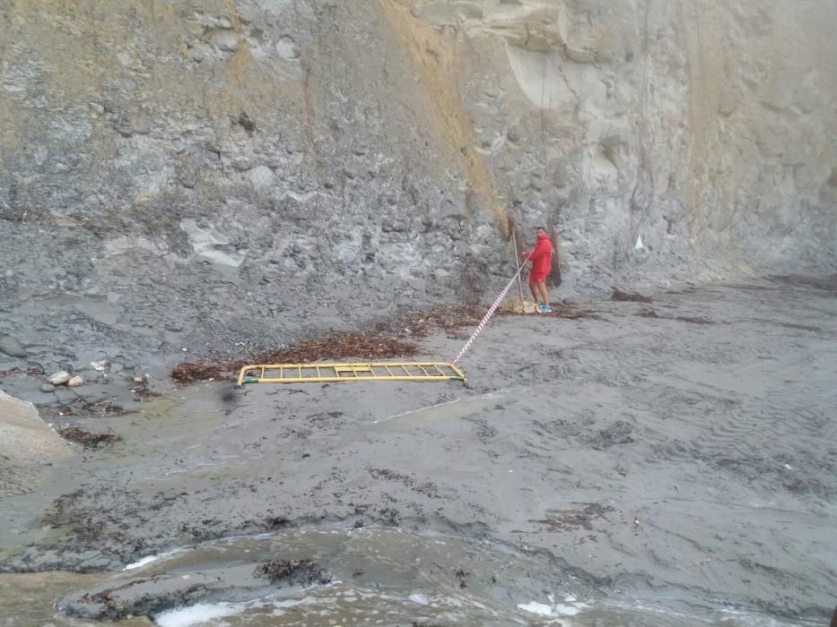 Cierran la playa de Calalga de Calp por las fuertes lluvias