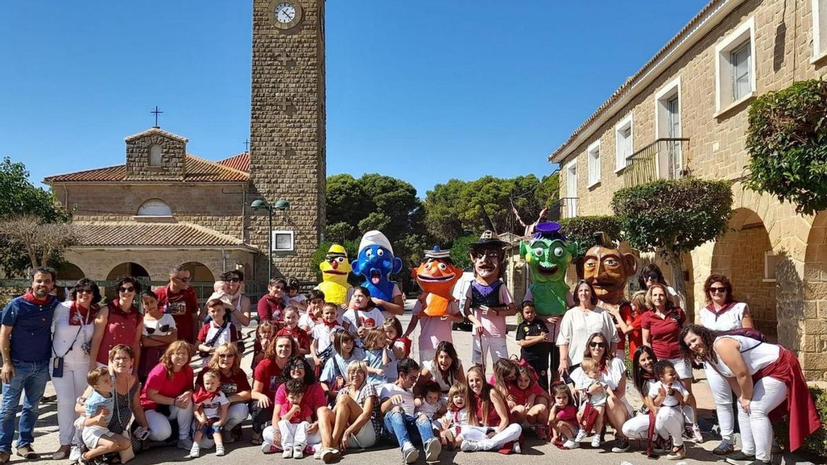 Grandes y pequeños disfrutaron de la salida de los cabezudos. | COMISIÓN DE FIESTAS DE PINSORO