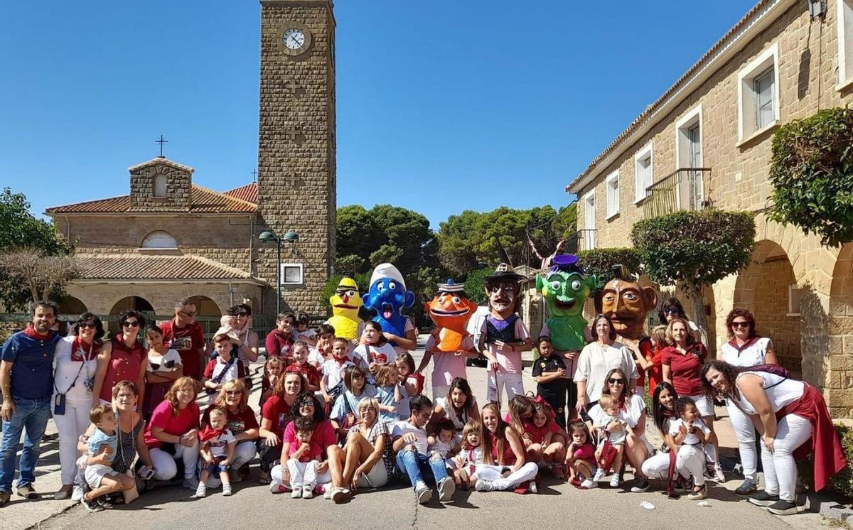 Grandes y pequeños disfrutaron de la salida de los cabezudos. | COMISIÓN DE FIESTAS DE PINSORO