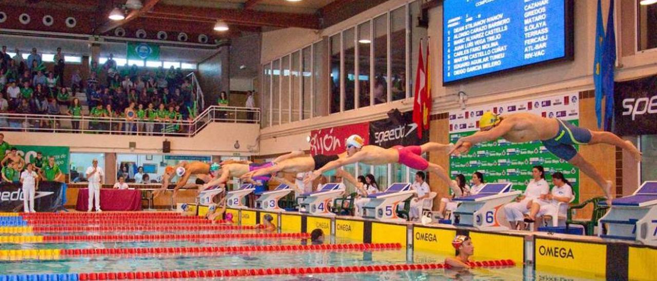 Salida de una de las pruebas del Campeonato de España de clubes, celebrado en las piscinas del Santa Olaya.