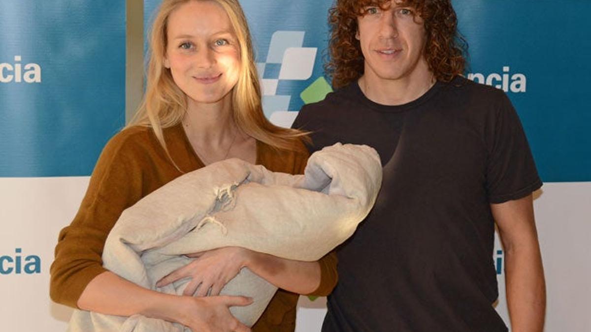 Carles Puyol y Vanesa Lorenzo con Manuela