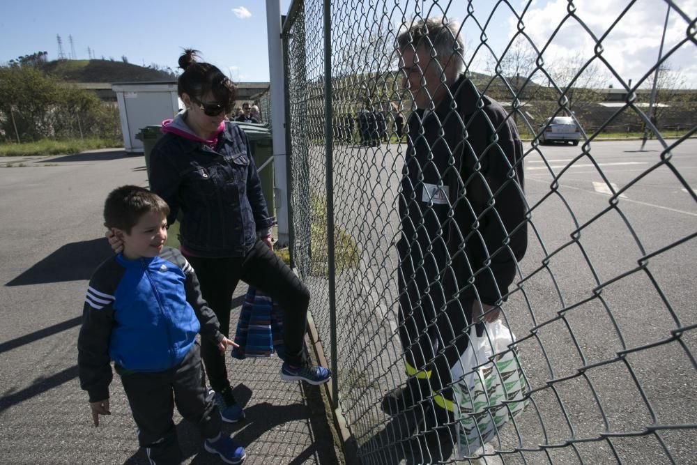 Visita a los familiares a los trabajadores encerrados en las instalaciones de Alcoa