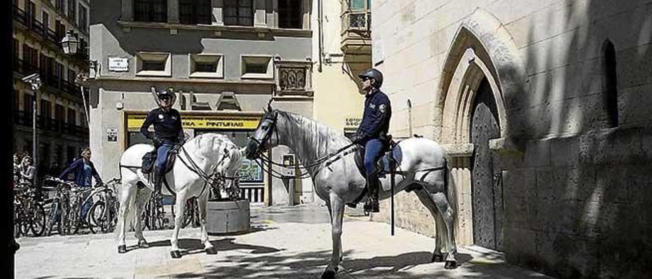 Dos policías a caballo frente a Santa Eulàlia.