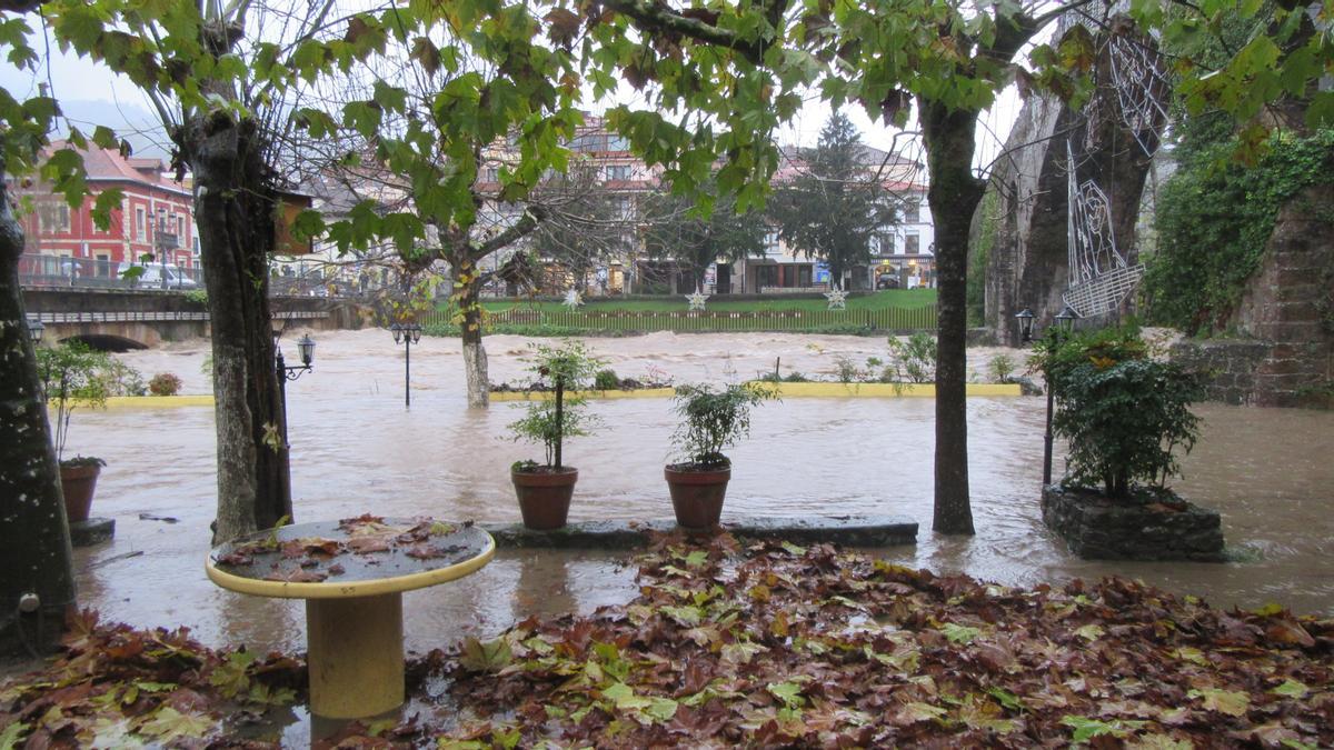 Inundaciones en Asturias: la lluvia complica la situación en muchos puntos de la región, con alerta amarilla y de desbordamientos