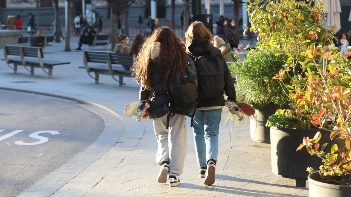 Dos jóvenes pasean por el centro de la ciudad una sábado a primera hora de la tarde. | ANGEL DE CASTRO