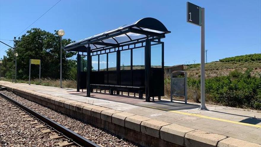 Adif coloca una nueva marquesina en el andén 2 de la estación del tren