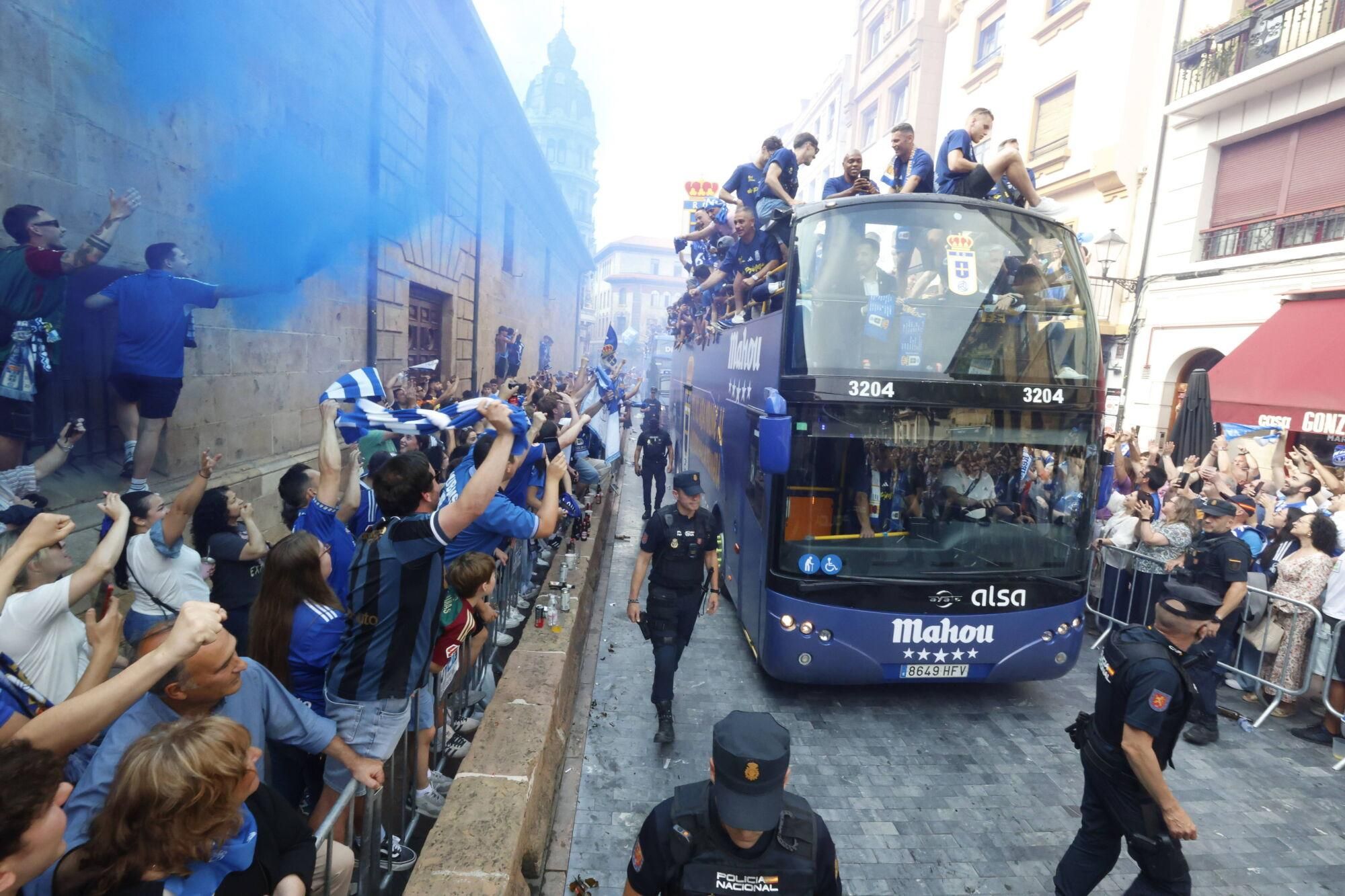 Locura azul en las calles de Oviedo para celebrar el ascenso del equipo a Primera División