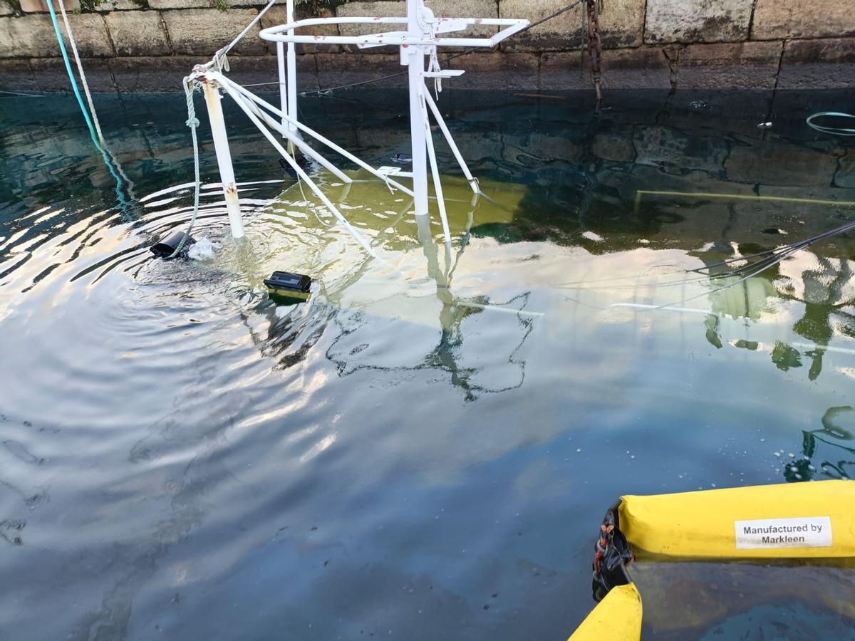 El pesquero portugués hundido en la dársena de Bouzas, en imágenes