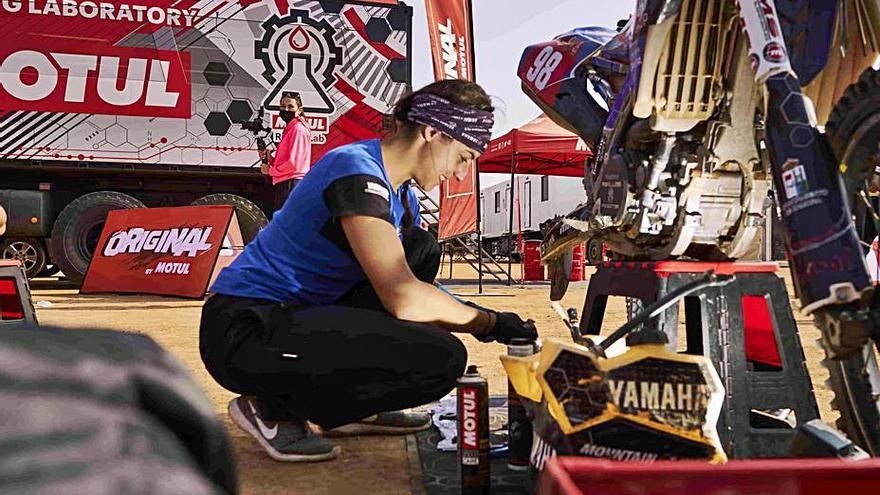 Sara García, en tareas mecánicas, durante el Dakar 2021. | Cedida