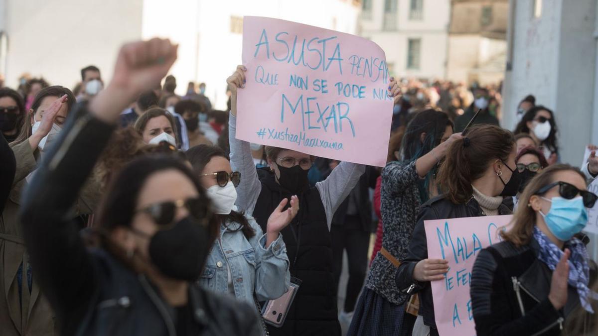 Participantes en una protesta por el caso de las grabaciones a mujeres en A Maruxaina.  | // CARLOS CASTRO/E.P.