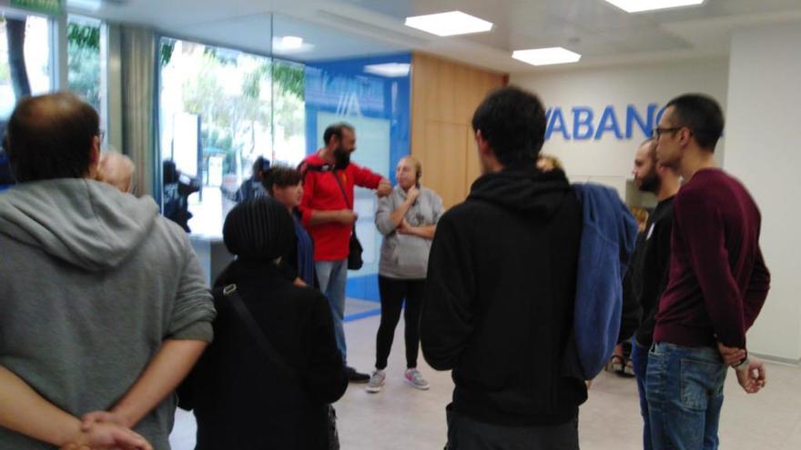 Un grupo de personas de Stop Desnonaments ocupa una oficina bancaria.