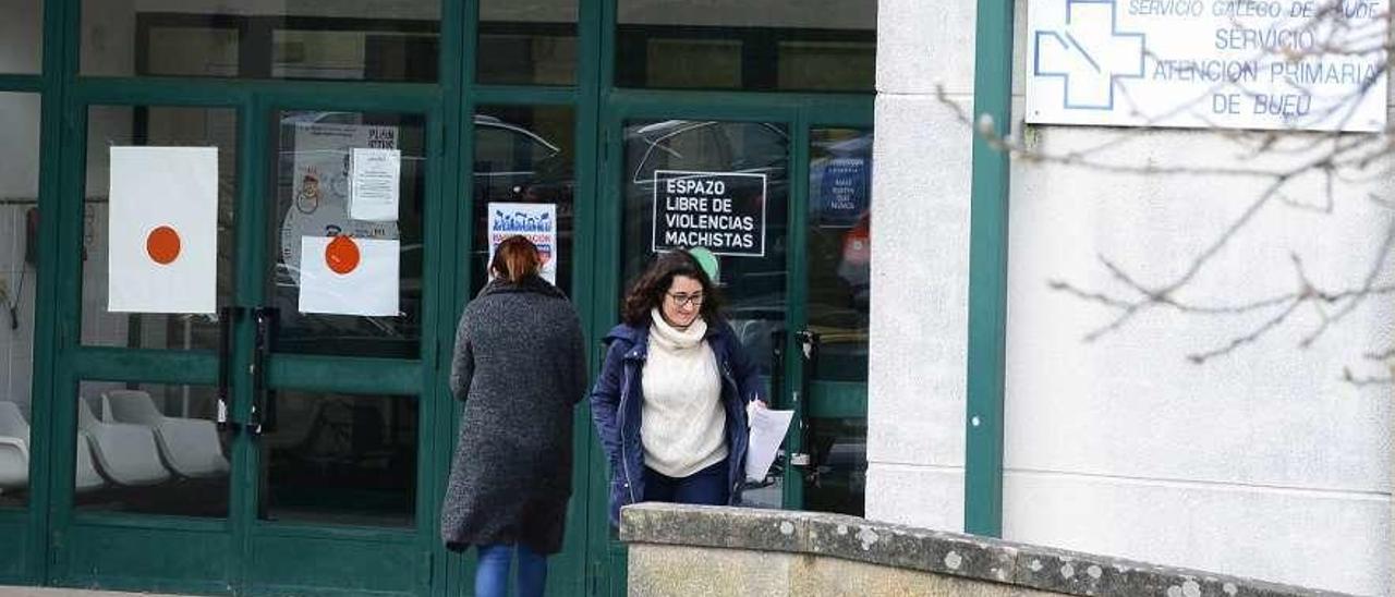 Dos mujeres, ayer, en las puertas del centro de salud de Bueu. // Gonzalo Núñez