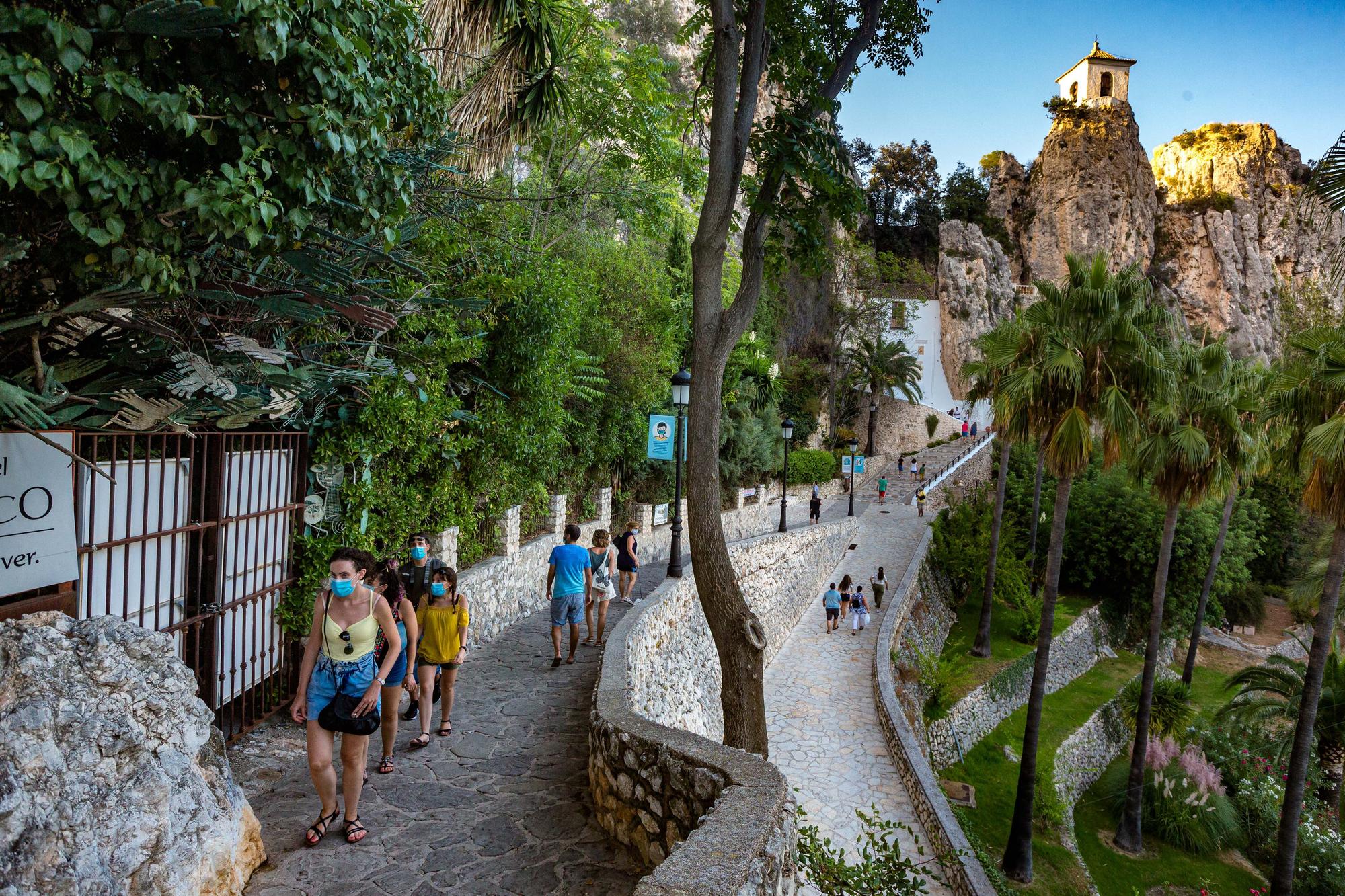 Este pequeño municipio de apenas 200 habitantes emerge en medio de un paisaje montañoso. Pero, sin duda, lo más llamativo de este lugar es el castillo. Se erige sobre un risco y ofrece unas vistas extraordinarias del pantano de Guadalest.